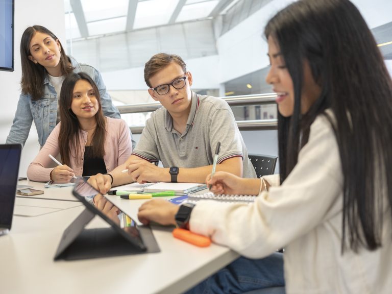 ¿Por qué estudiar un doble grado? Ventajas académicas y personales para tu futuro profesional 